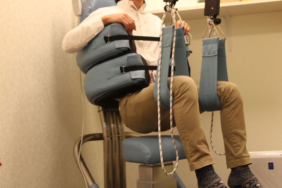 上半身の重みを取り除き腰への負担を軽減