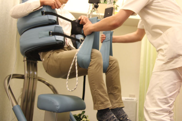 腰を浮かせた状態での運動療法